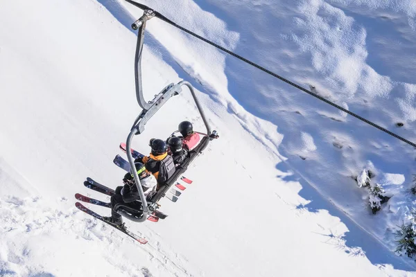 滑雪者乘电梯上山 冬日滑雪 — 图库照片