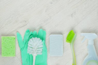 Temizlik malzemesi ile birlikte bir yığın temizlik süngeri ve şişe. Servis konsepti ve temizlik aksesuarları.