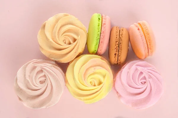 Słodkie Desery Święta Desery Makaroniki Pianki Zefiry Różowym Tle Zbliżenie — Zdjęcie stockowe