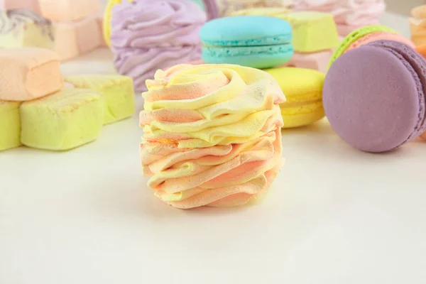 Divers Bonbons Macarons Guimauves Zéphyrs Desserts Colorés Délicats Pour Moment — Photo