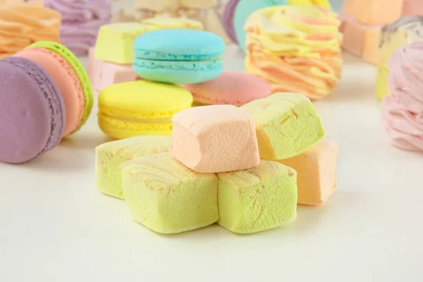 Verschiedene Süßigkeiten Makronen Marshmallows Und Zephyre Hausgemachte Farbige Desserts Für — Stockfoto