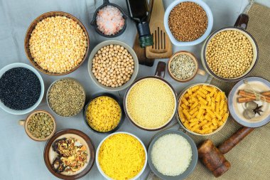 Kâselerde çeşitli organik sebze ürünleri var. Kırsal ve çiftlik manzaralı. Üst Manzara. Boşluğu kopyala.