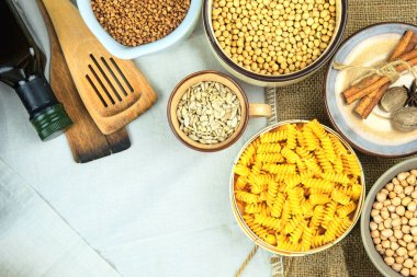 Kaselerde farklı vejetaryen organik ürünler. Kırsal ve çiftlik manzaralı. Üst Manzara. Boşluğu kopyala.