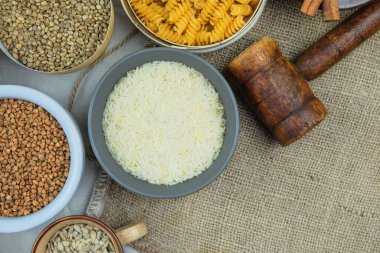 Kırsal bir arka planda kasede pirinç. Vejetaryen organik ürün. Klasik manzara. Üst Manzara. Boşluğu kopyala.