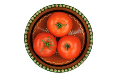 Kil tabakadaki domatesler beyaz arka planda izole edilir. Kırsal kasede kırmızı domatesler.