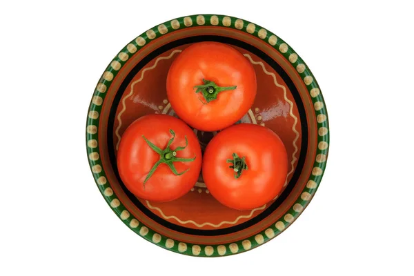 粘土盘中的西红柿在白色背景上隔离开来 乡村碗里的红色西红柿 — 图库照片