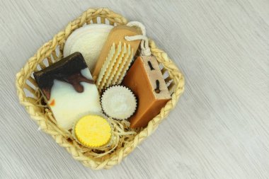 Doğa kozmetik ürünleri. Beden ve aksesuarlar için beyaz saman sepetinde ahşap arka planda kozmetik ürünler.