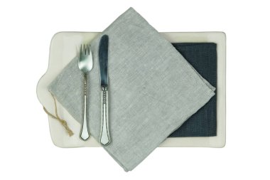 Çarşaf peçeteli mutfak tahtası ve beyaz arka planda izole edilmiş çatallı bıçak. Üst görünüm.