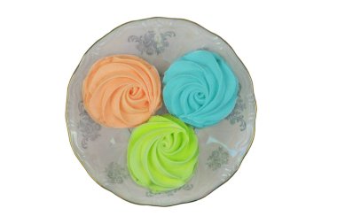 Beyaz arka planda marşmelovlar. Bayram için geleneksel renkli tatlı tatlılar. 