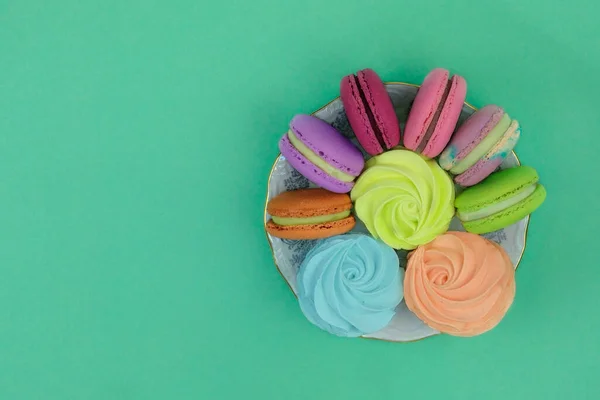 Traditioneel Gekleurde Zoete Desserts Voor Vakantie Marshmallows Platen Groene Achtergrond Stockfoto