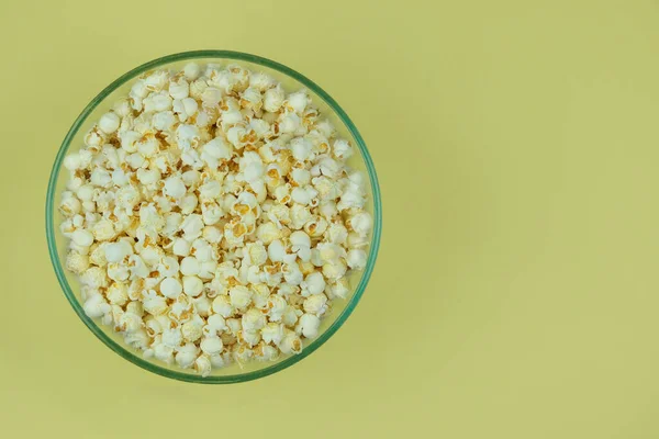 Popcorn Grote Kom Een Gele Achtergrond Fast Food Voor Bioscoop — Stockfoto
