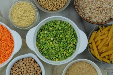 Pipet arka planda yeşil bezelye. Vejetaryen organik ürün. Klasik manzara. Üst görünüm.