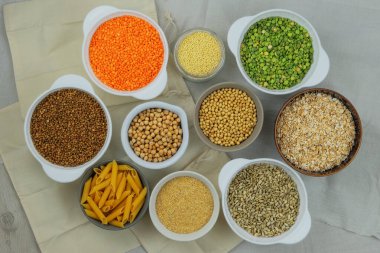 Kaselerde alışveriş. Protein darbesi ve iniltileri yemeden önce kurutulur, ıslatılır ve pişirilir. Vejetaryen organik ürün. Klasik manzara. Üst görünüm.