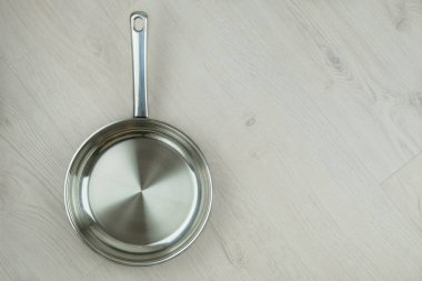 Ahşap arka planda kızartma tavası. Yemek pişirme konsepti. Üst görünüm.