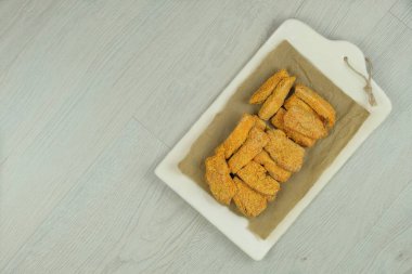 Ahşap bir arka planda lezzetli nugget paketleri. Ev yemeği. Fast food. Üst görünüm. 