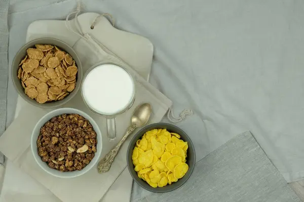Varietà Cereali Prima Colazione Muesli Latte Ciotole Uno Sfondo Legno — Foto Stock