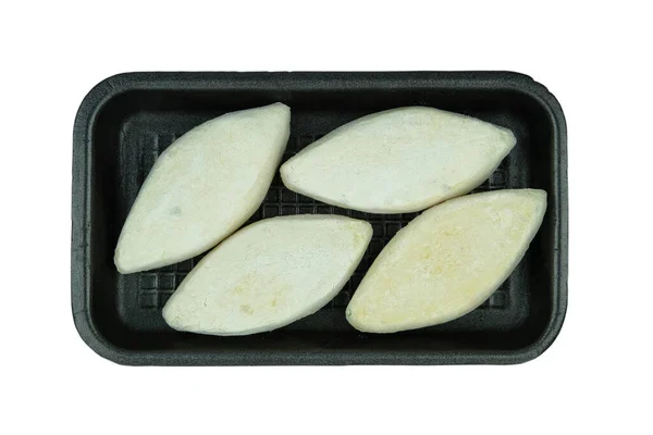 生土豆在被白色背景隔离的刨花板上冒出危险 准备好做饭了冻肉片 顶部视图 — 图库照片