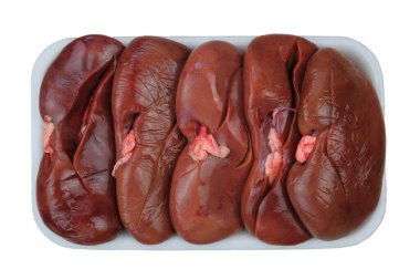 Güvertedeki çiğ domuz böbrekleri beyaz arka planda izole edilmiş. Çiğ et sakatatı. Üst görünüm.