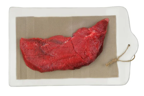白い背景に隔離されたセラミックボード上の牛肉パルプ 生肉料理 — ストック写真