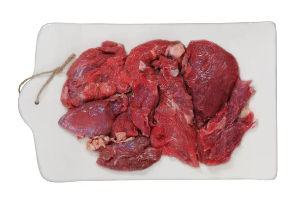 白い背景に隔離されたセラミック板の上の肉片 調理用の生牛肉 トップ表示 — ストック写真