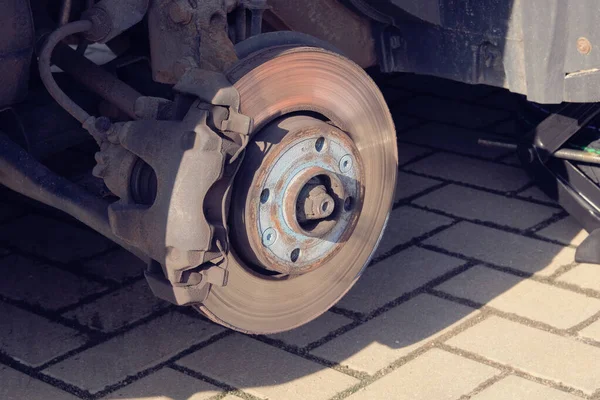 ホイールバランスや修理や変更自動車タイヤ 車の修理の概念 技術者は車輪を固定している — ストック写真
