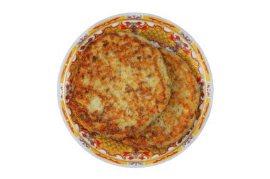 Beyaz arka planda izole edilmiş tabaktaki pirzolalar. Bir porsiyon dilimlenmiş et ya ızgara ya da kızarmış servis edilir. Ev yapımı köfteler..