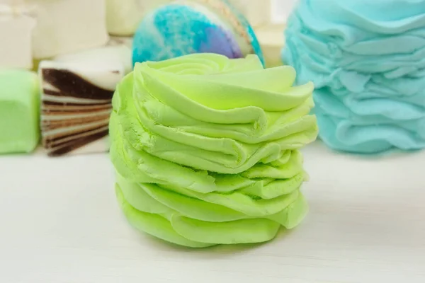 各种各样的糖果 马卡龙 绿色棉花糖和斑马 目前自制的彩色甜点 图库图片