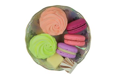 Bayram için çeşitli tatlı tabaklar var. Beyaz arka planda izole edilmiş makarna ve marşmelovlar. Üst görünüm.