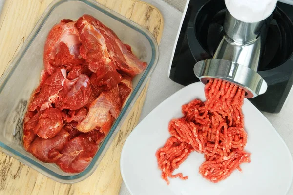 Vleesmolen Met Vers Forcemeat Keukentafel Zelfgemaakt Gehakt Komt Uit Vleesmolen — Stockfoto