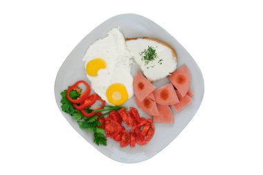 Beyaz arka planda izole edilmiş, yumuşak peynirli ve domatesli sahanda yumurta. Ev yapımı kahvaltı. Üst görünüm.