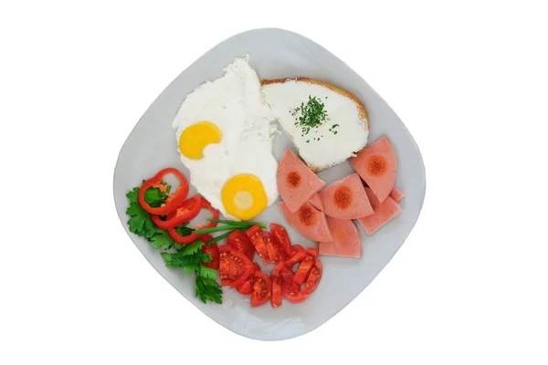 煎蛋与软奶酪和番茄在一个盘子中隔离在一个白色背景 在家做早餐 顶部视图 图库图片