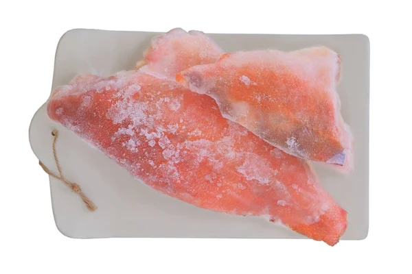 生石斑鱼在白色背景上被隔离在盘子里 准备好做饭了冷凝器滤片 — 图库照片
