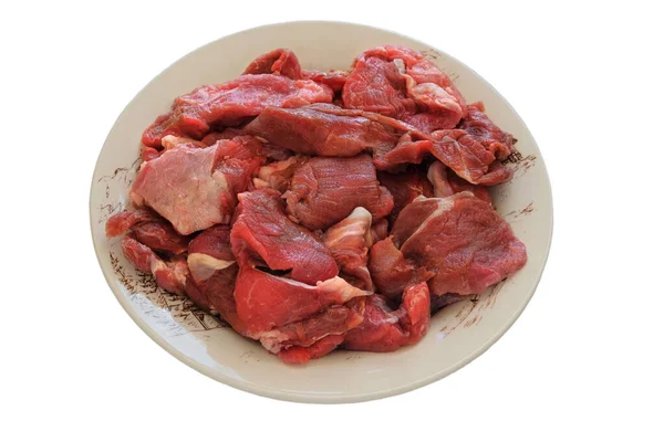 Stukken Vlees Een Keramische Schotel Geïsoleerd Witte Achtergrond Rauw Rundvlees — Stockfoto