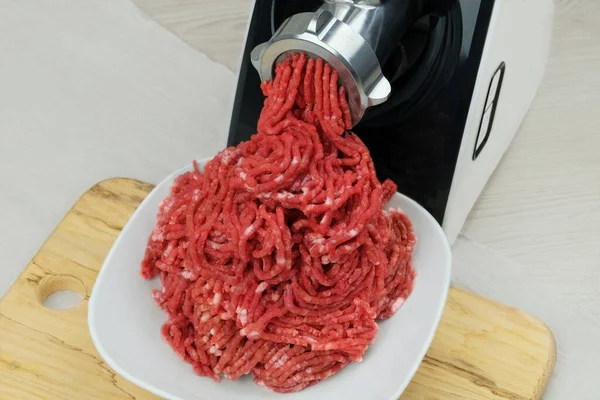 인테리어에 분쇄기와 그릇에 Mince 집에서 쇠고기는 분쇄기에서 나옵니다 햄버거 — 스톡 사진