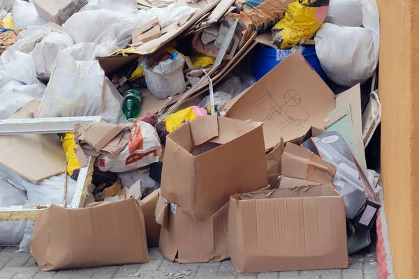 Bina üstüne inşaat çöpü poşetlerde onarım. Yararlanmak için bir sürü çöp. Enkazın kaldırılması.