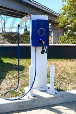 Çevre dostu ulaşım konsepti. Şehrin elektrik şarj istasyonu. Dikey görünüm.