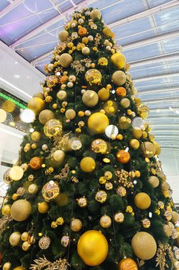 Avrupa alışveriş merkezinde Noel ağacı. Yeni yıl. Kışın tatil. Altın Xmas dekorasyonu.