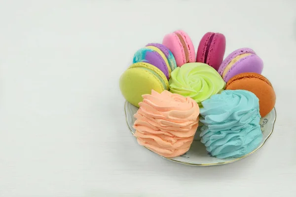 Verschiedene Desserts Makronen Marshmallows Und Zephyre Teller Auf Weißem Hintergrund — Stockfoto