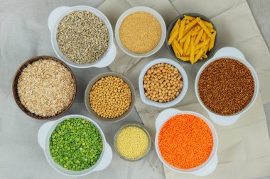 Beyaz arka planda kaselerde bir grup vejetaryen organik ürün. Vejetaryen organik gıdalar. Köy tarzı. Üst görünüm.