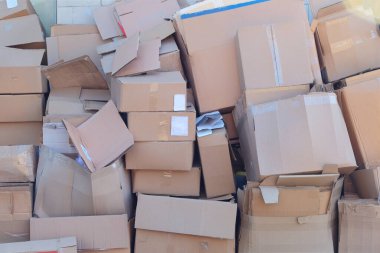 Karton ve atık kağıt geri dönüşüm için paketlenir. Karton yığını geri dönüşüm için sınıflandırılıyor. Çöp yığını.