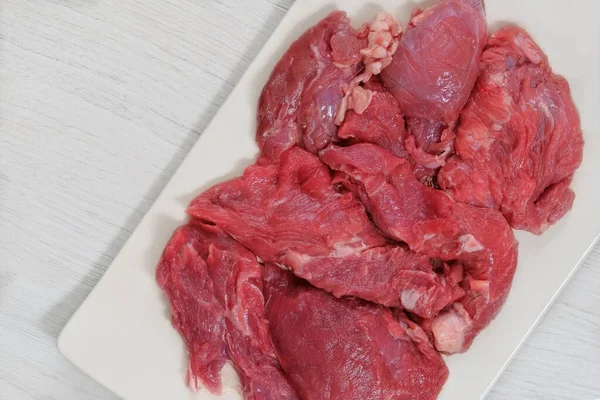배경에 세라믹 보드에 고기의 요리를위한 익지않는 소고기 — 스톡 사진