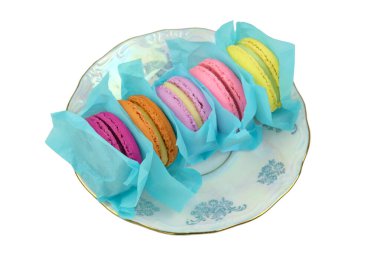 Beyaz arka planda izole edilmiş makarnalar. Tatil için tatlı tatlılar. Üst görünüm. 