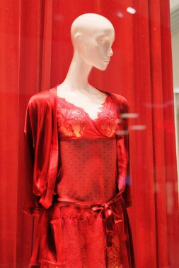 Vitrinde vitrin mankenlerini göster. Perakende mankende seksi kırmızı iç çamaşırı. Büyük alışveriş merkezinde kadın mankenler.. 
