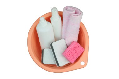 Temizlik konsepti. Beyaz arka planda izole edilmiş pembe bir havuzda temizlik bezi taşıyan deterjan şişeleri. Üst görünüm.
