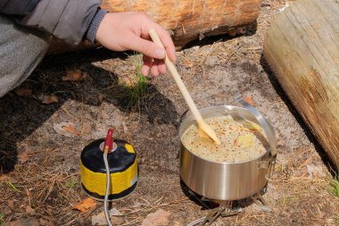 Gezgin yiyecekler, açık hava aktiviteleri. Yemek pişirme kampı. Ormandaki atıcıda yemek. 