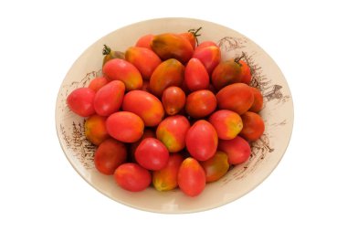 Kil tabakadaki domatesler beyaz arka planda izole edilir. Kırsal kasede kırmızı domates.