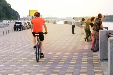 Bisikletçiler güneşli bir günde bisikletle şehirde vakit geçirirler. Egzersiz ve rahatlama için sür. Sağlıklı bir yaşam tarzı. Spor ve aktif yaşam konsepti.