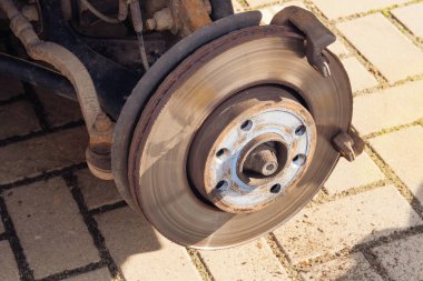 Araba tamiri konsepti. Tekerlek dengeleme ya da tamir etme ve otomobil lastiğini değiştirme. Teknisyenler tekerleği tamir ediyor..