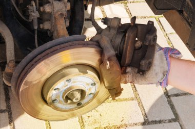 Araba tamircisi araba tamir etmek için farklı onarım araçları kullanıyor. Mekanik atölye aletleri. Araba tamiri kavramı.