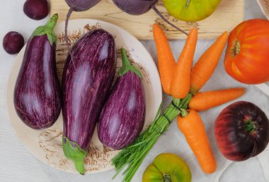 Çeşitli sebzeler. Patlıcan, pancar, domates. Köy tarzı. Çiftçilik ve hasat. Üst görünüm.